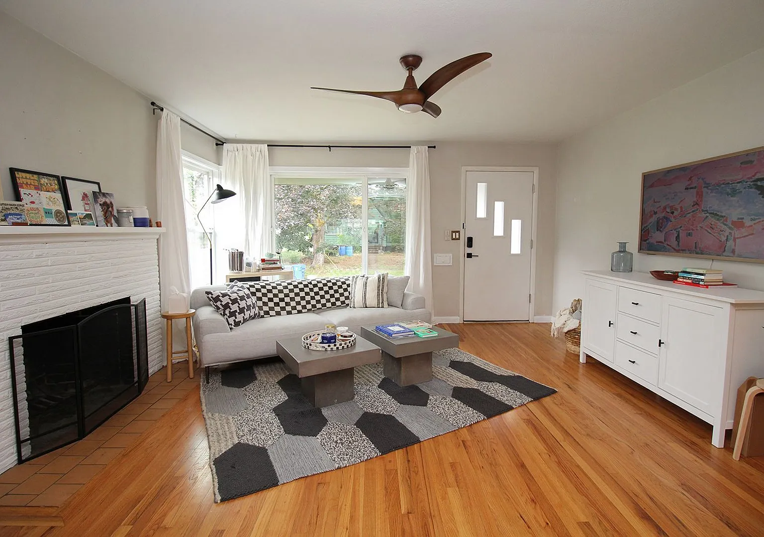 Exceptional Portsmouth 2 Bed/1.5 Bath Mid-Century Home — Photo 4