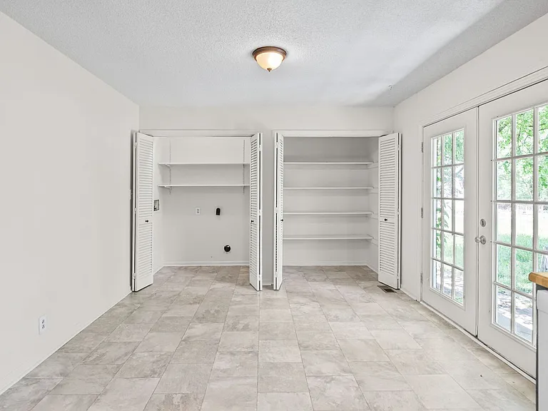 397 Elaine Dr — Photo 10