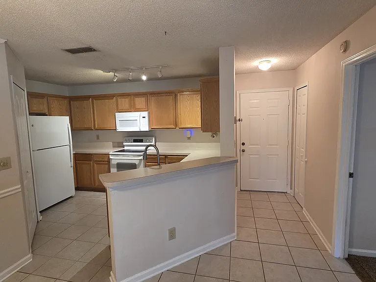 200 Ironwood Dr #211 — Photo 7