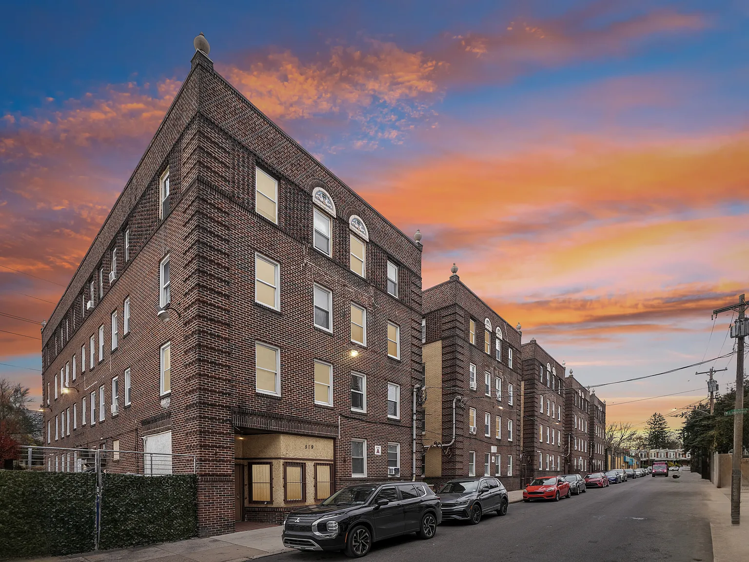 Kings Manor Apartments — Photo 1
