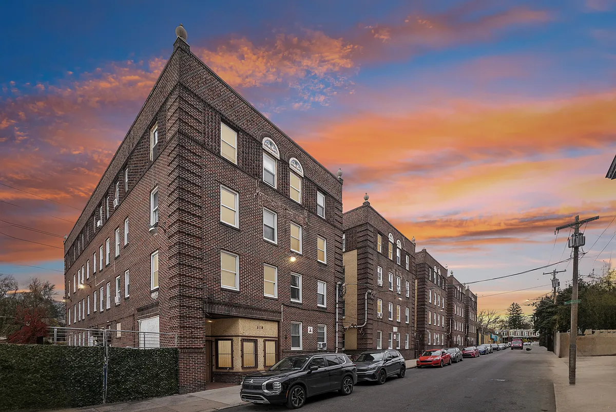 Building Photo - Kings Manor Apartments