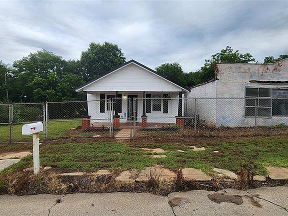 3rd image of 724 W Carl Hubbell Blvd