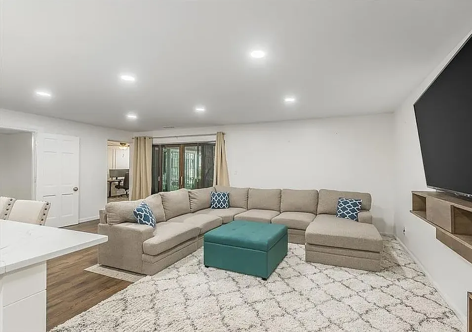 2 bed, 1880 sqft, $3,300 — Photo 4