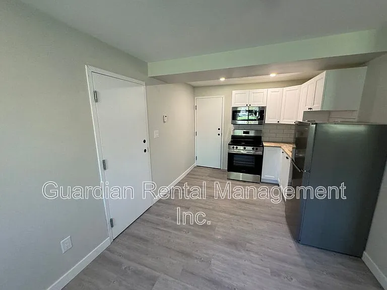 329 Albany St #C — Photo 2