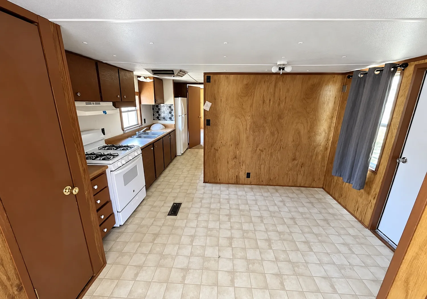 3 bed, 1036 sqft, $925 — Photo 3