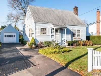 1670 Washington Ave, Seaford, NY, 11783