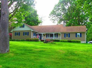 10 Pinebrook Dr, Poughquag, NY 12570