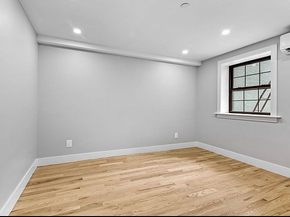 4th image of 456 Willoughby Ave #1