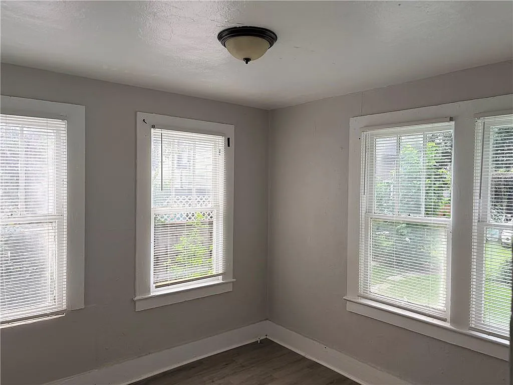 2 bed, 1.0 bath, 2006 sqft, $950 — Photo 3