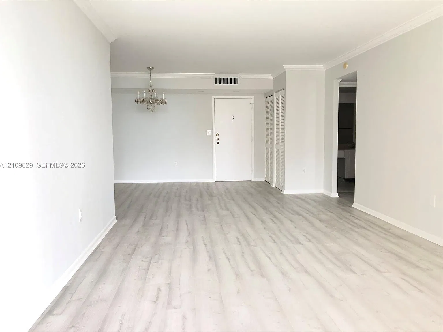 Winston Towers 600 Condo — Photo 2
