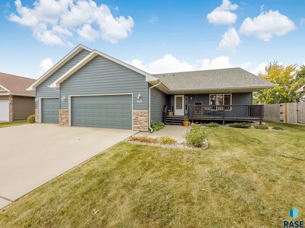 609 Rosewood Dr, Harrisburg, SD 57032