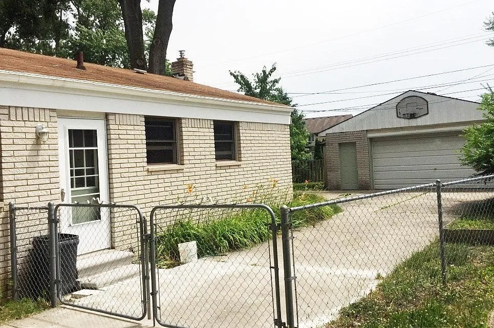 3 bed, 1350 sqft, $2,000 — Photo 3