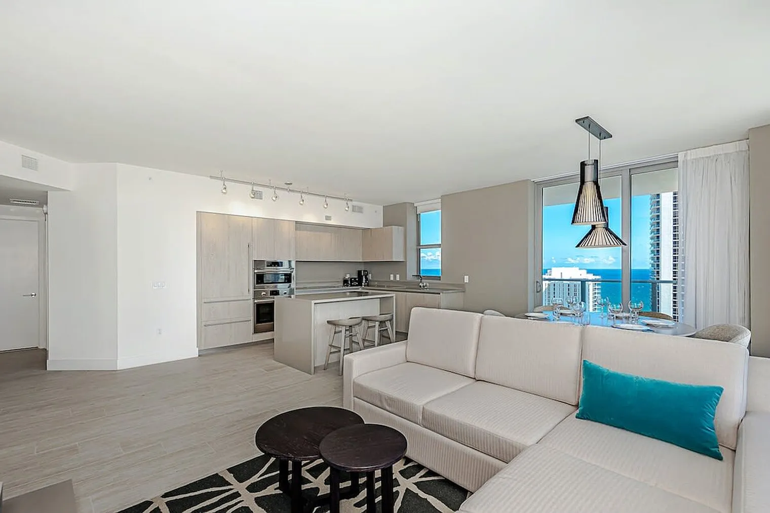 2 bed, 2.0 bath, 1097 sqft, $5,921 — Photo 2