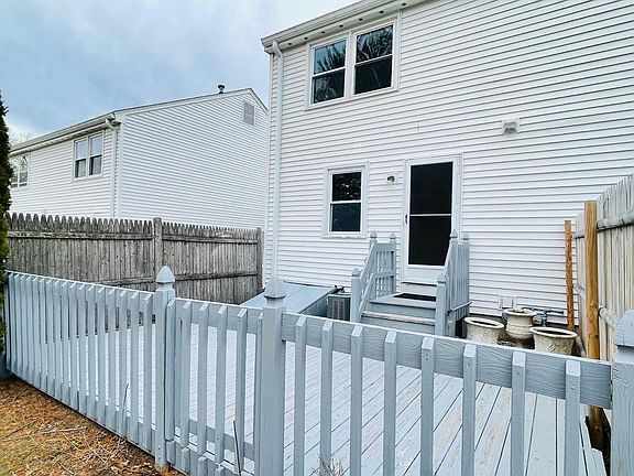 3rd image of 16 Garland Dr
