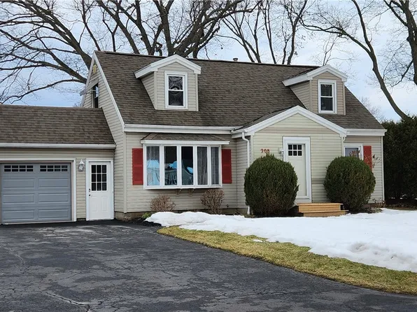 208 Oakwood Ln, Webster, NY 14580