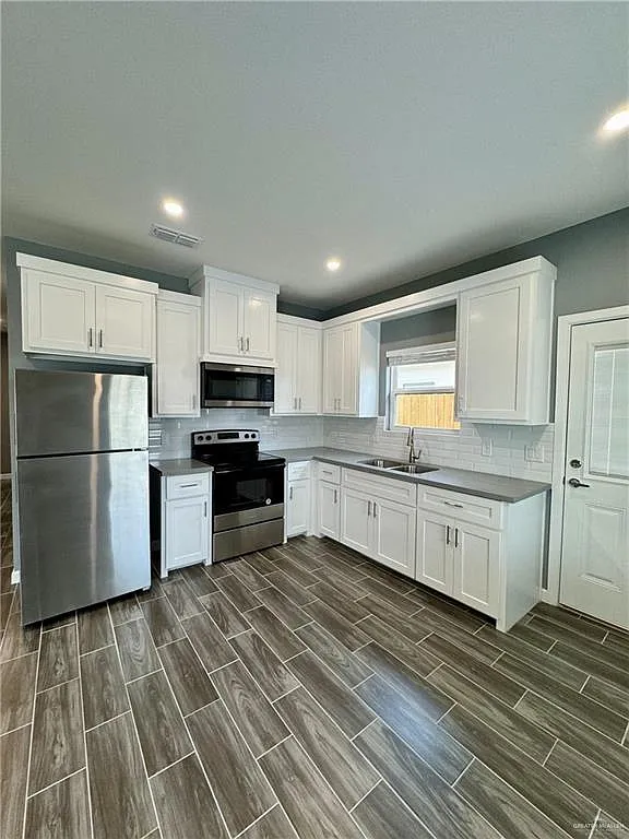 3 bed, 2.0 bath, 1050 sqft, $1,150 — Photo 2