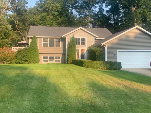 6632 E Point Dr, Fruitport, MI 49415