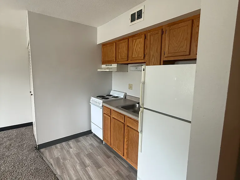 1440-1450-1460 Meadowview Dr #1460-9 — Photo 2