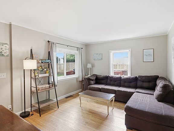 5th image of 23 Montcalm Dr