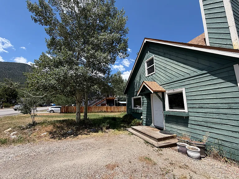 609 Belford St — Photo 33