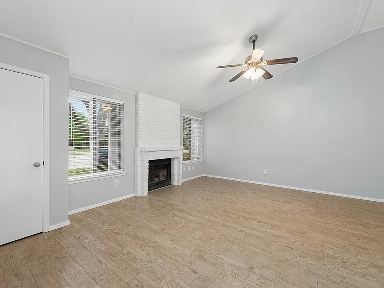 513 Hunters Glen St — Photo 3