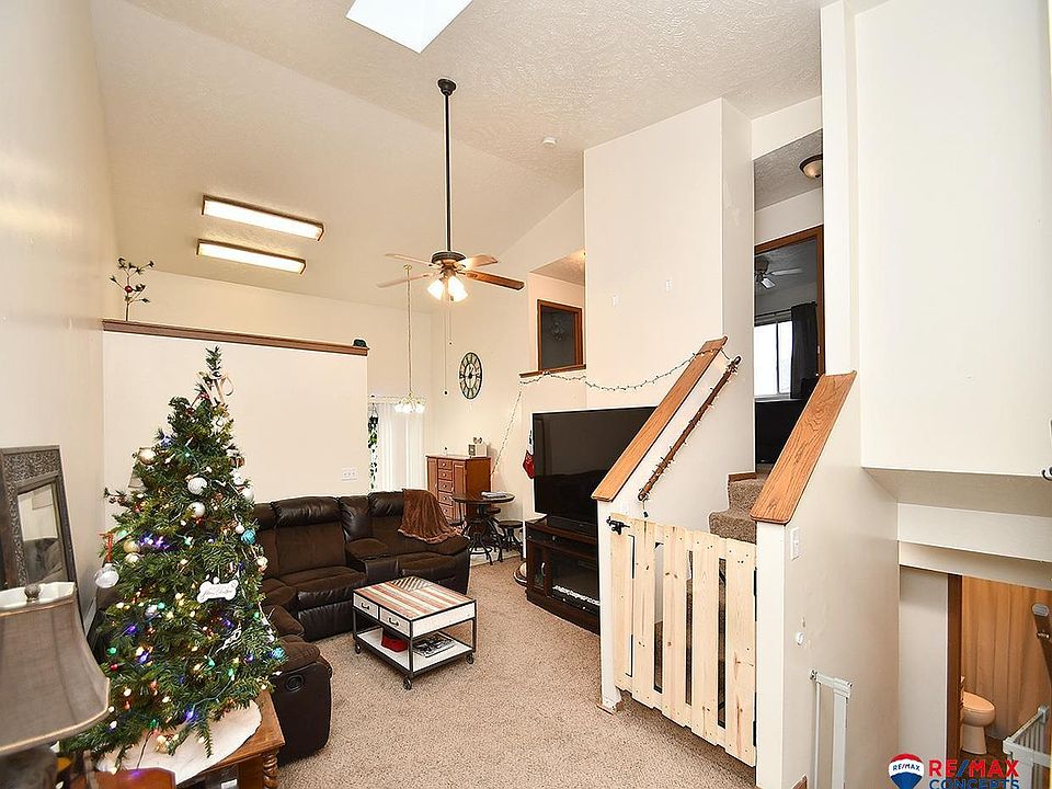1st image of 752 W Belmont Ave
