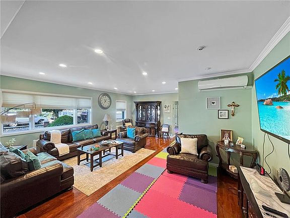 4th image of 226 Avenue Z