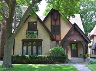 6069 N Bay Ridge Ave, Whitefish Bay, WI 53217