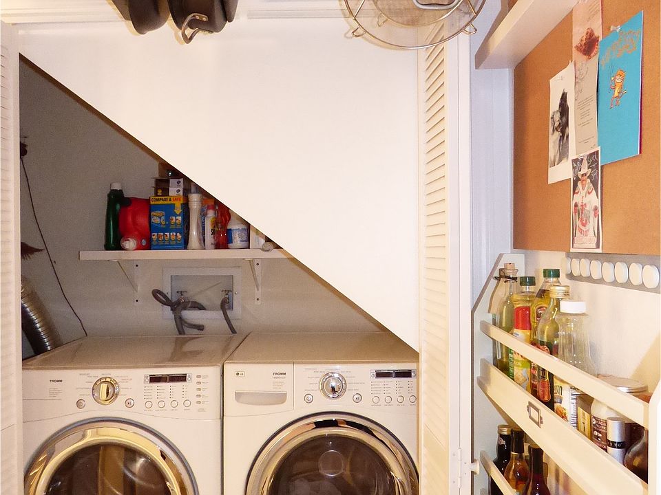 Pantry, w/d in unit, downstairs half bath