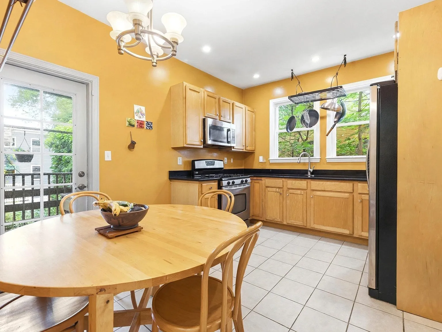 3 bed, 1.0 bath, 1003 sqft, $3,800 — Photo 4