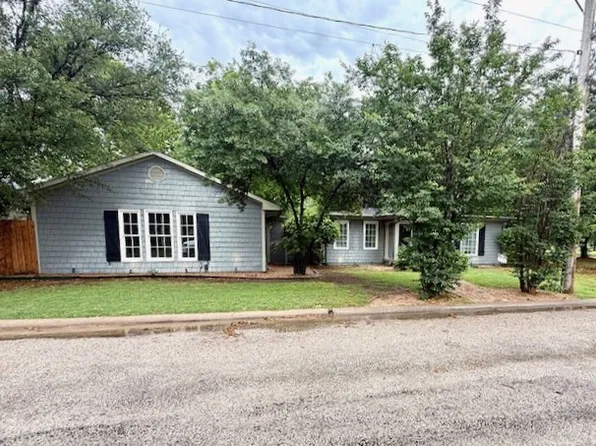 202 N Sanders St, Winters, TX 79567