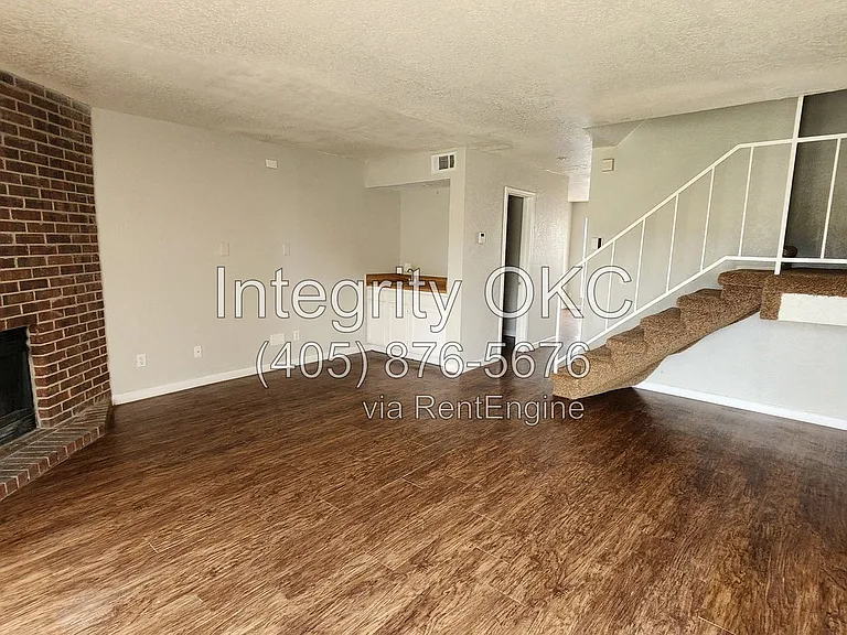 1315 Eastgate Dr — Photo 3