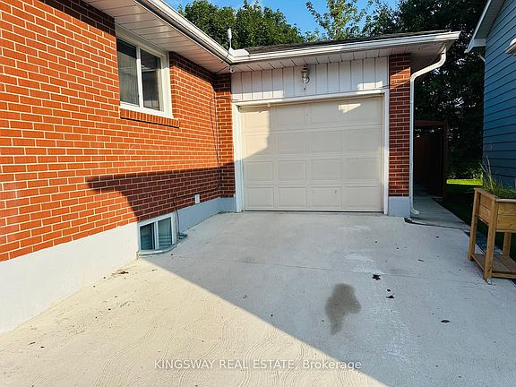 3rd image of 35 Silver Aspen Cres