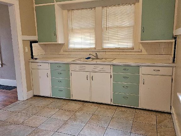 3rd image of 1218 W Nowland Ave
