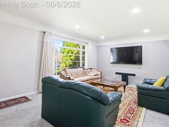 5th image of 9546 Hazelton Ave