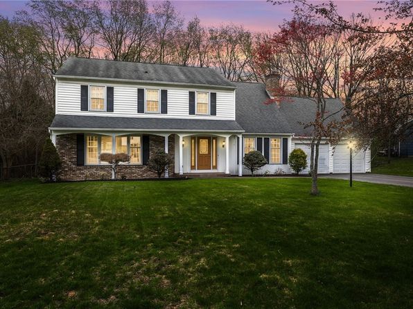 17 Rippingale Rd, Pittsford, NY 14534