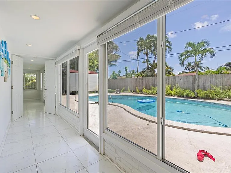 2440 SW 16th St — Photo 27