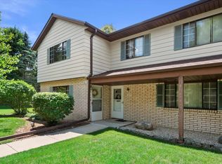 611 Dundee Ln, Hartland, WI 53029