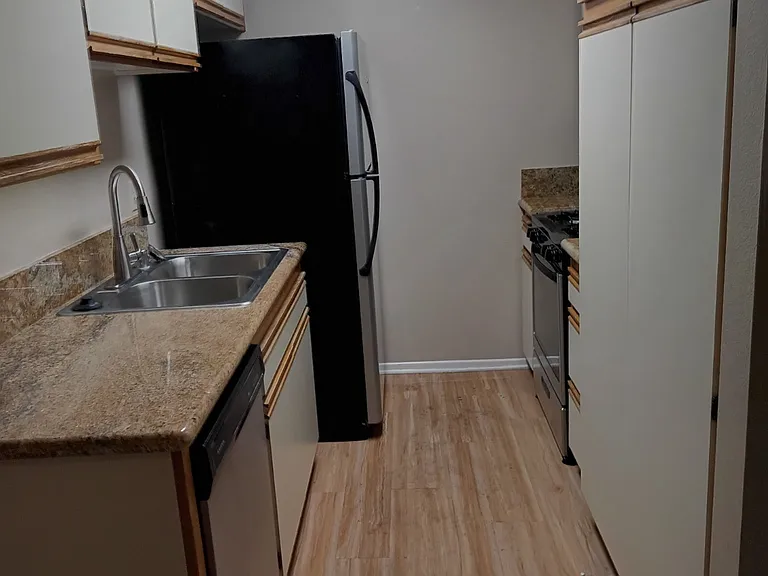 215 E Elmwood Ave #G — Photo 8