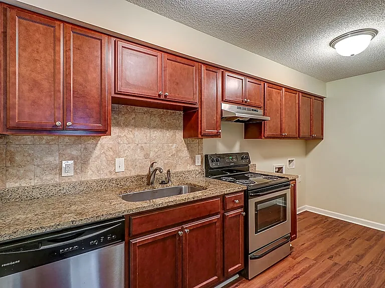 River Crossing Apartments — Photo 1