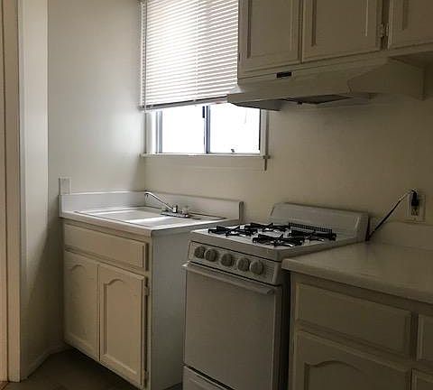 2nd image of 1114 Poinsettia Dr APT 1