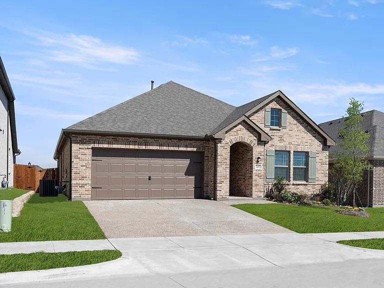 2412 Yaupon Way — Photo 1