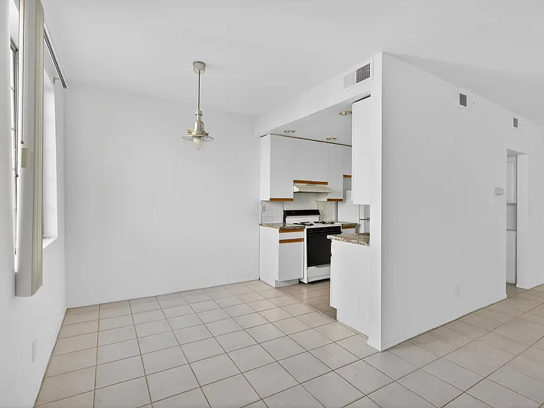 Woodman Ave Apartments — Photo 24