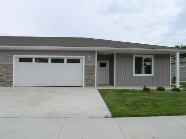 808 Parkside Ln, Charles City, IA 50616