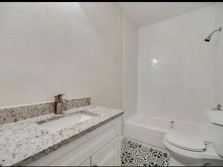 924 W Pecan St — Photo 8