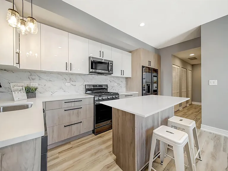 6355 N Paulina St #1S — Photo 9