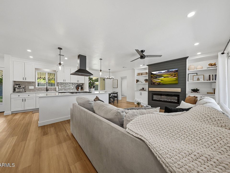 1st image of 117 E VISTA DEL CERRO Drive