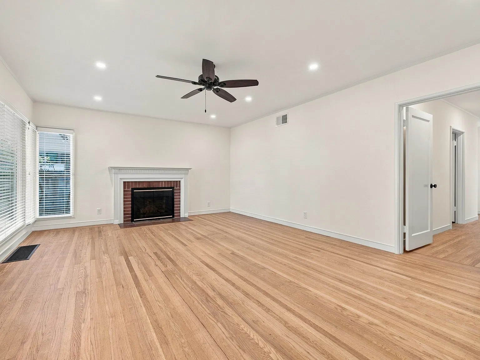 3 bed, 2.5 bath, 2240 sqft, $6,350 — Photo 3