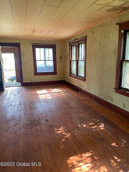 4th image of 36 Garden Avenue