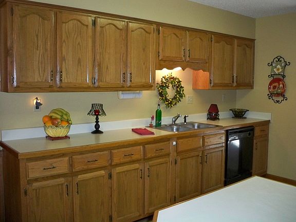Beautiful oak cabinets..the hardware has been changed to complement the decor.
